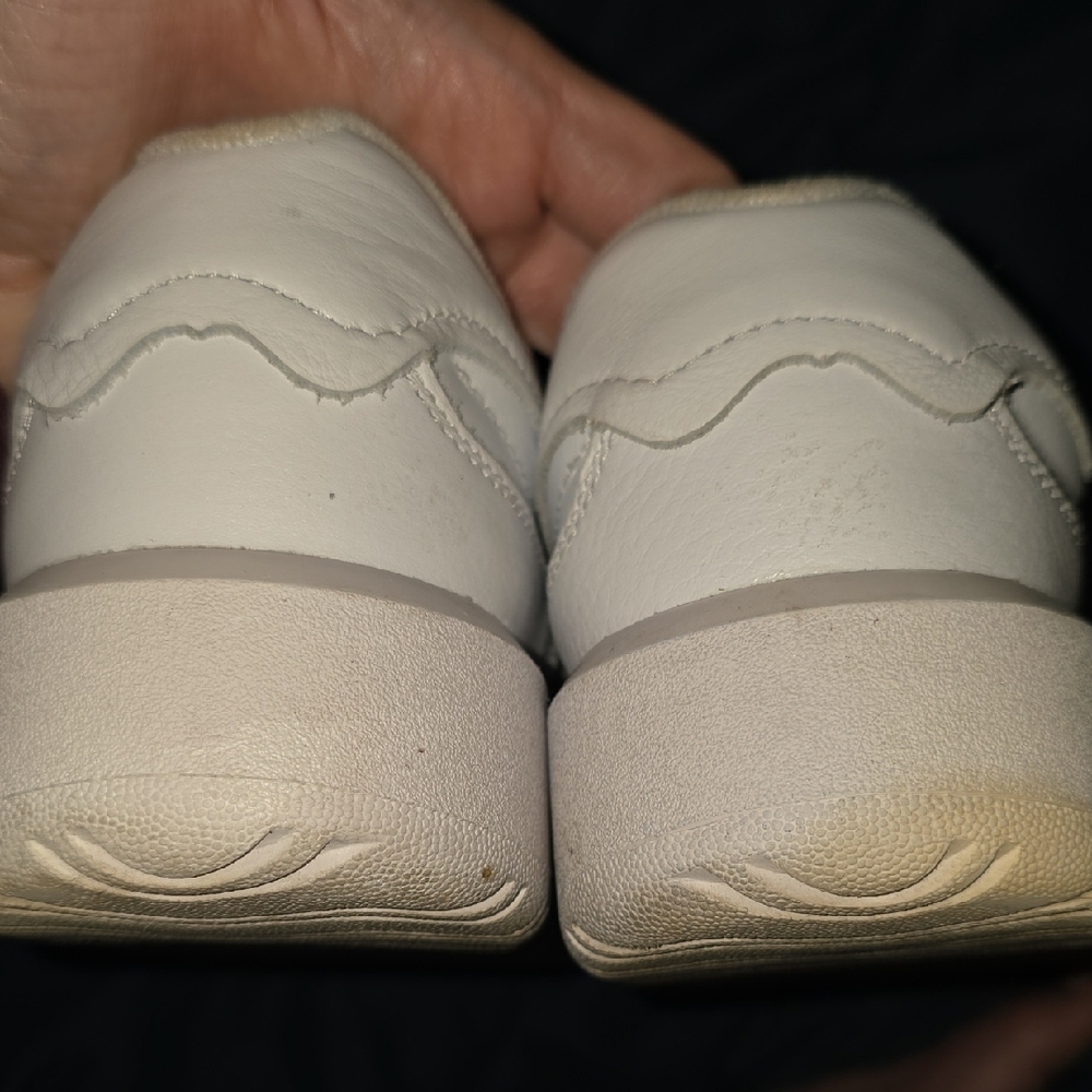 New Balance UnisecWhite Sneakers - Picture 9 of 9